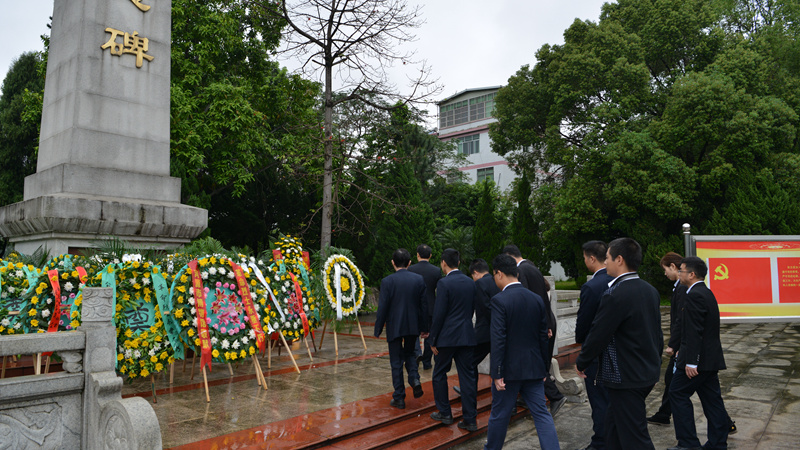 我館到市烈士陵園開展清明祭掃革命先烈活動(dòng)