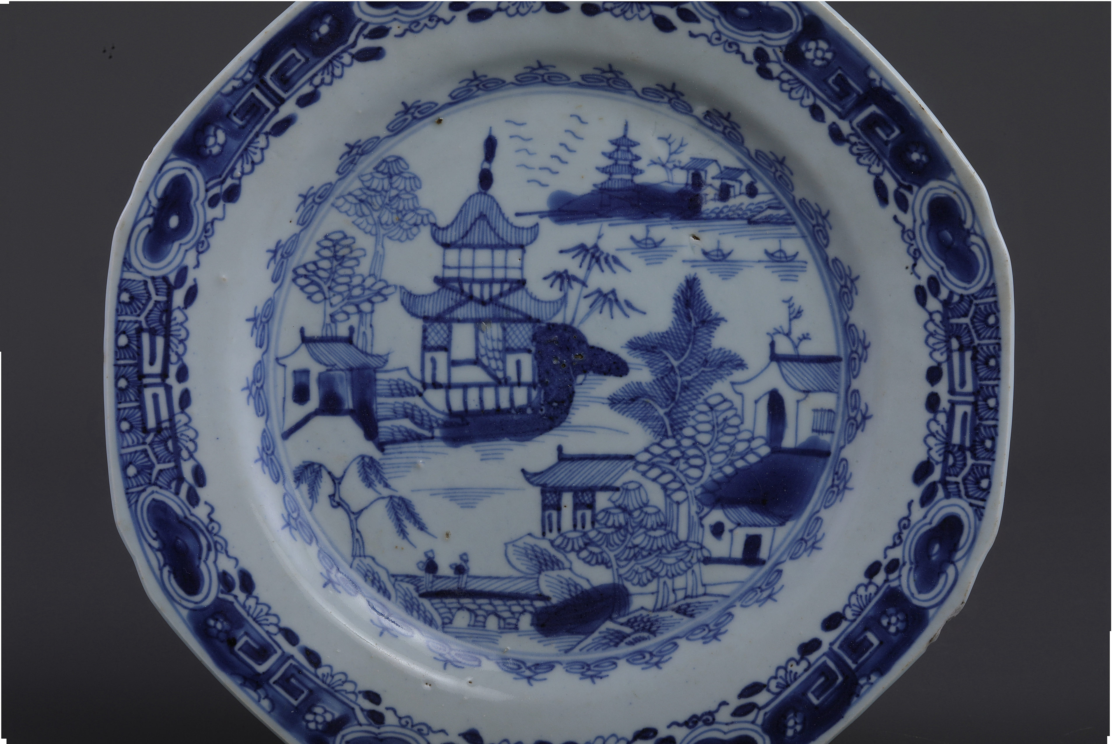 348-青花八角開(kāi)光山水樓閣紋八角盤(pán)1.jpg