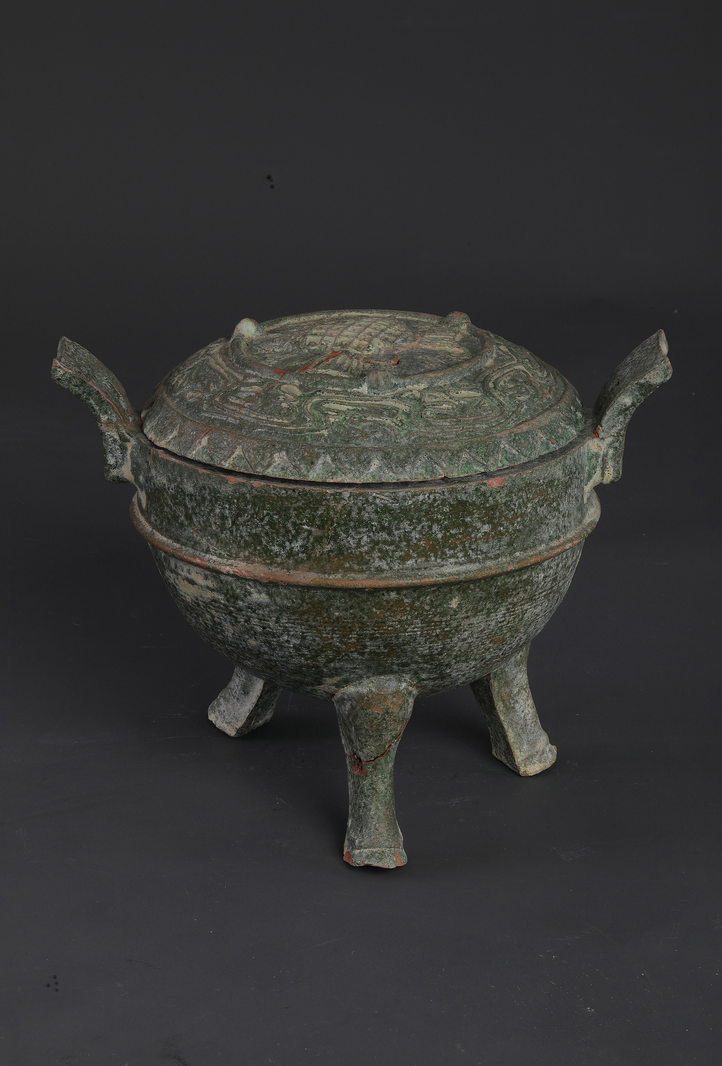 95綠釉雙魚(yú)紋銘文陶鼎1.jpg