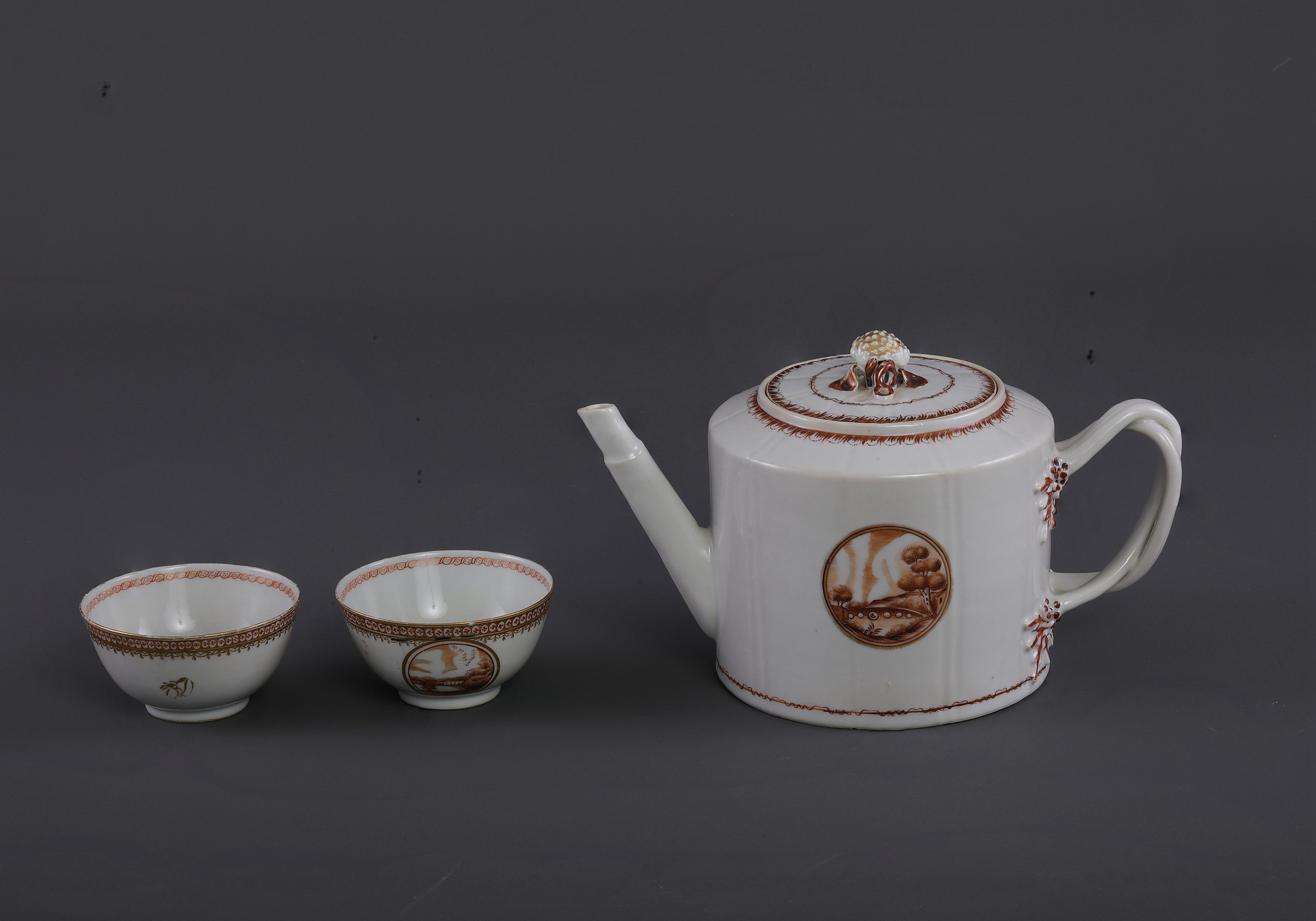 清嘉慶廣彩風(fēng)景圖執(zhí)壺、杯