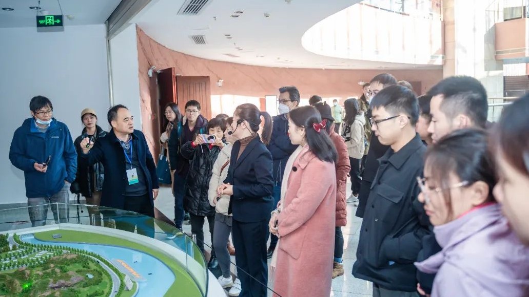 與會(huì)嘉賓對河源恐龍地質(zhì)遺跡進(jìn)行考察 | 2023河源恐龍學(xué)術(shù)研討會(huì)完美收官