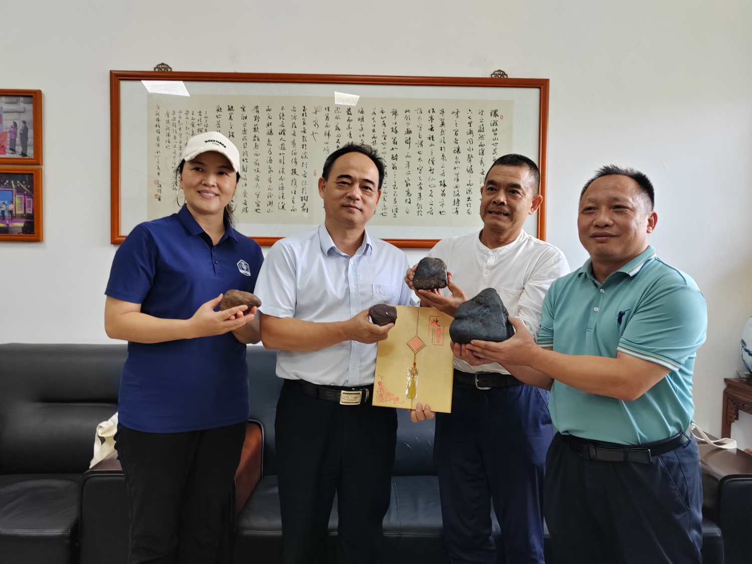深圳化石隕石博物館向我館捐贈(zèng)鐵隕石3件