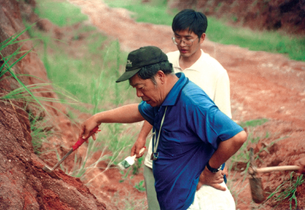 1999年8月，董枝明和學(xué)生呂君昌在河源市區(qū)黃山村恐龍骨骼化石出土點(diǎn)考察.jpg