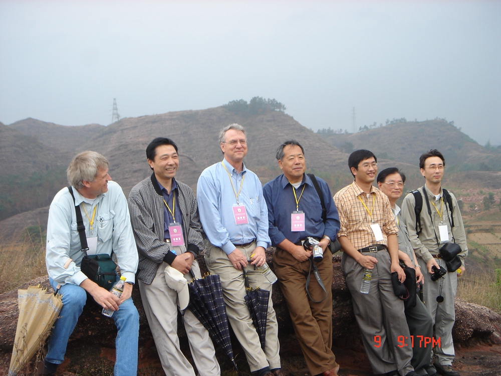 2005年4月9日，董枝明（左四）與中外恐龍研究專家在河源恐龍遺跡公園調(diào)研.jpg